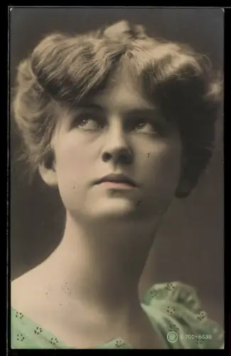 AK Junge Frau schaut nacht oben