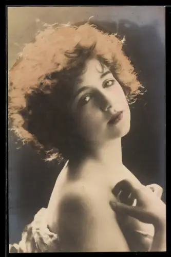 Foto-AK hübsches Mädchen leicht bekleidet