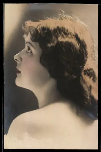 Foto-AK hoffnungsvoll schauende Dame im Profil