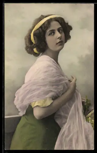 AK Junge Frau im grünen Kleid mit Schleier