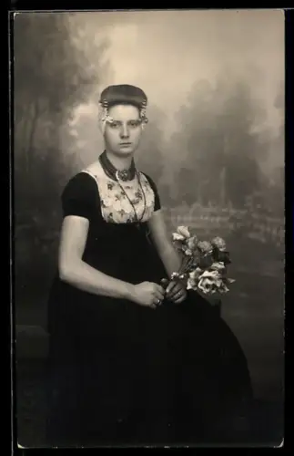 AK Junge Frau im Kleid mit Rosen