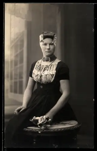 AK Junge Frau im Kleid mit Rosen