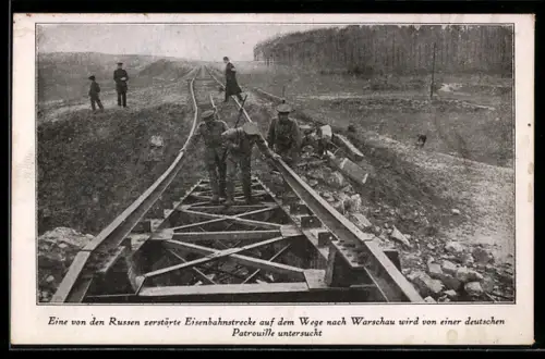 AK Warschau-Warszawa, Eine von den Russen zerstörte Eisenbahnstrecke auf dem Wege nach Warschau..., 1. Weltkrieg