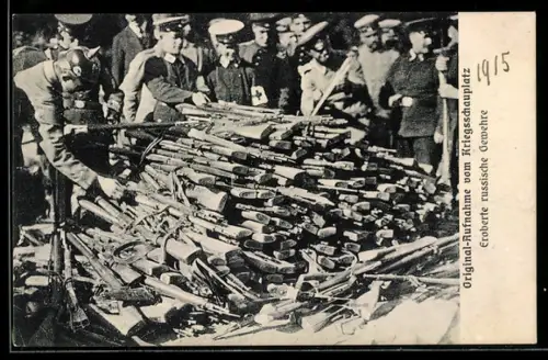 AK Soldaten präsentieren die eroberten russischen Gewehre, Infanterie