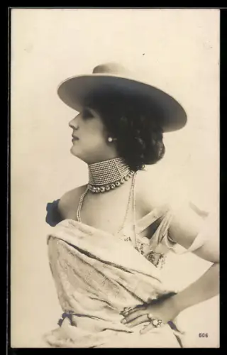 AK Selbstbewusste Dame mit Hut im Profil