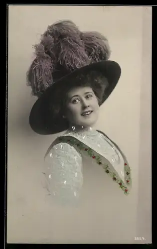 AK Junges Mädchen mit extravagantem Hut