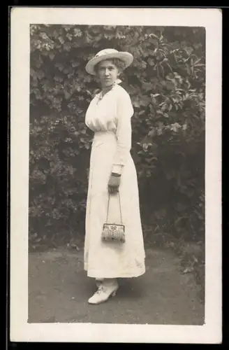 AK Frau mit Hut im Garten
