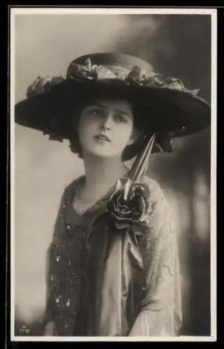 AK Junge Dame mit elegantem Hut und grosser Blüte am Kleid