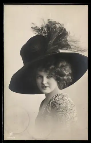 AK Junges Mädchen mit elegantem Hut