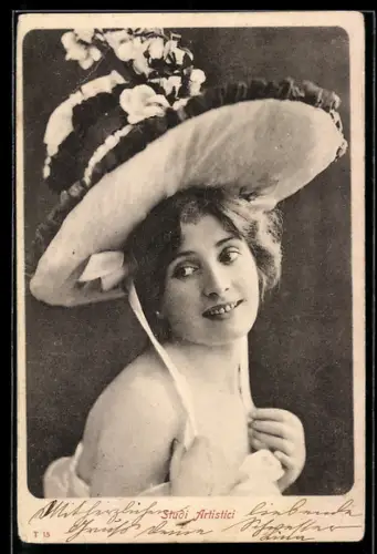 AK Frau im schulterfreien Kleid präsentiert ihren eleganten Hut