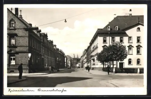 AK Kaiserslautern, Bismarckstrasse mit Passanten