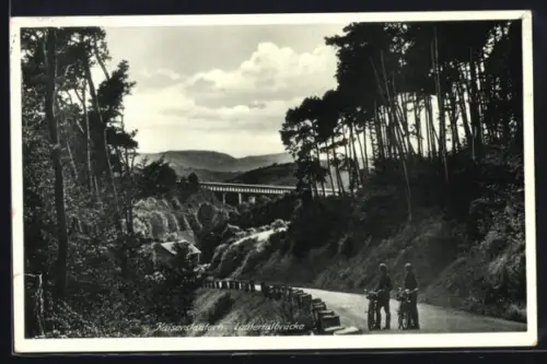 AK Kaiserslautern, Lautertalbrücke von der Strasse aus, Junge Radfahrer