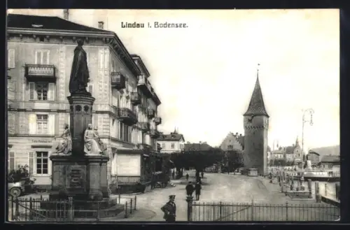 AK Lindau i. Bodensee, Ortspartie mit Denkmal, Turm, Hafenpromenade