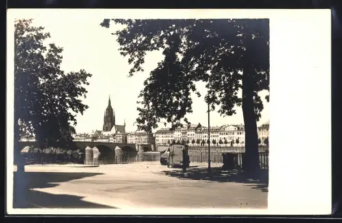 Foto-AK Alt-Frankfurt, Strassenpartie, Im Hintergrund Dom