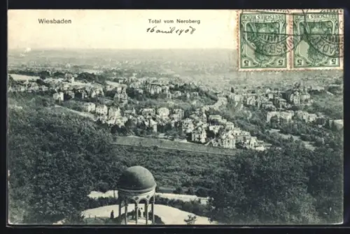 AK Wiesbaden, Totalansicht vom Neroberg mit Pavillon und Besuchern