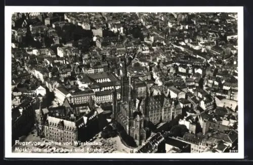 AK Wiesbaden, Marktplatz mit Rathaus und Kirche, Fliegeraufnahme