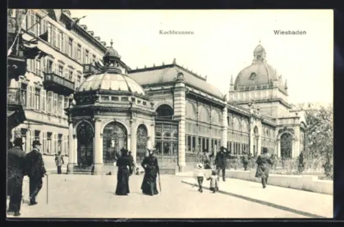 AK Wiesbaden, Passanten am Kochbrunnen