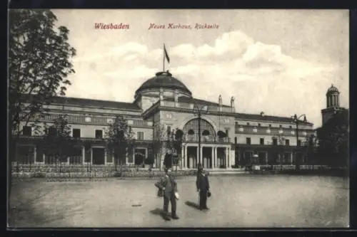 AK Wiesbaden, Neues Kurhaus, zwei Männer stehen vor der Rückseite