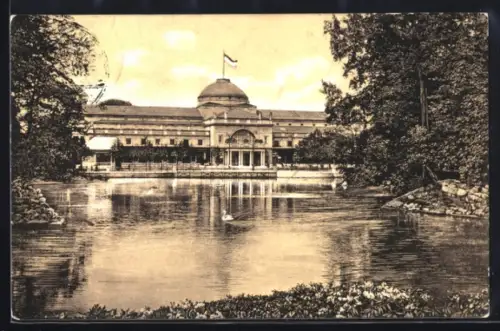 AK Wiesbaden, Kurhaus-Gartenseite mit Weiher