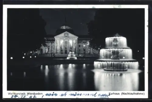 AK Wiesbaden, Kurhaus mit Fontäne bei Nacht