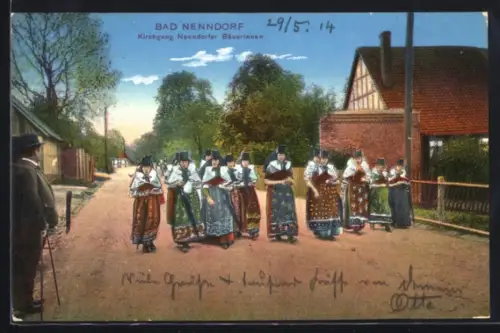 AK Bad Nenndorf, Kirchgang Nenndorfer Bäuerinnen in Tracht