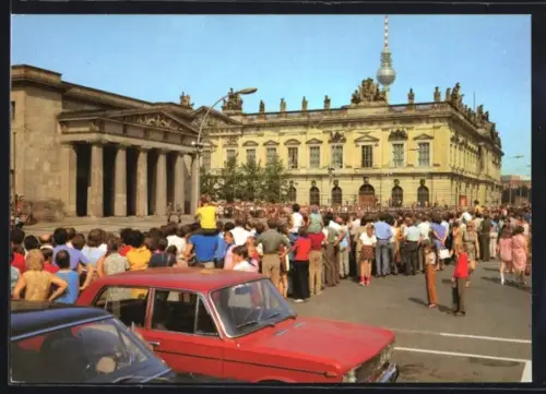 AK Berlin, Mahnmal Unter den Linden, Menschenmenge, Blick zum Fernsehturm