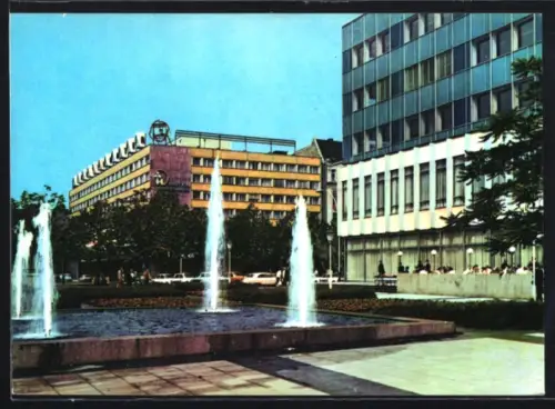 AK Berlin, Interhotel Unter den Linden, Brunnen, moderne Gebäude