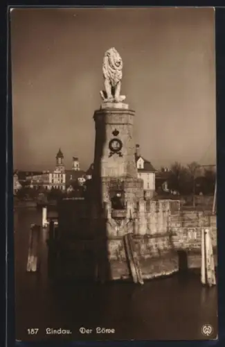 AK Lindau, Löwendenkmal bei Dämmerung
