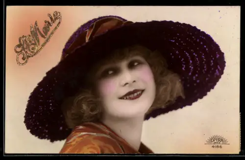 AK Lächelnde Frau mit grossem Hut