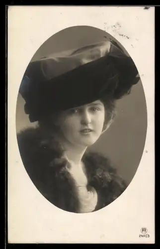 AK Frau mit grossem Hut im Passepartout-Rahmen