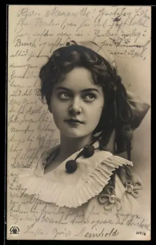 Foto-AK NPG Nr. 327/6: Junges Mädchen mit Kopftuch und Zierkordeln