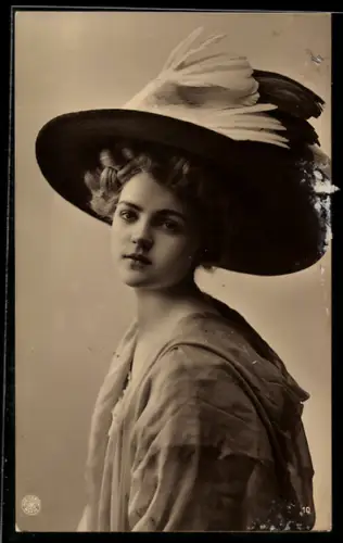 Foto-AK Bezauberndes Mädchen mit Hut mit Federn