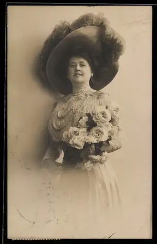 AK Junge Frau mit grossem Hut und Blumen im Arm