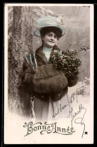 AK Lächelnde junge Frau mit Hut und Pelzmuff, Bonne Année