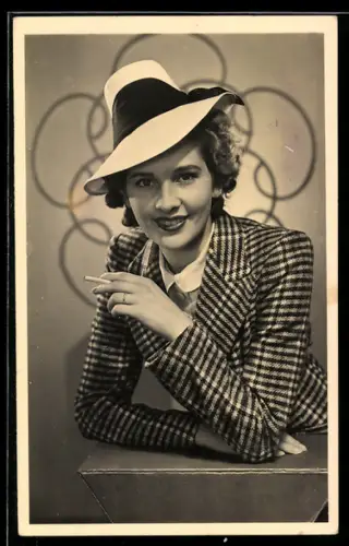 AK Junge Frau mit Hut und Zigarette in der Hand
