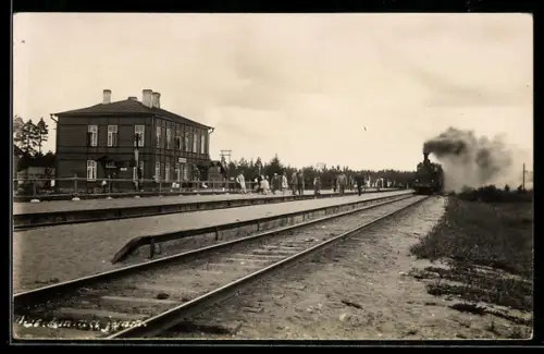 Foto-AK Wasalemma, Zug fährt in den Bahnhof ein