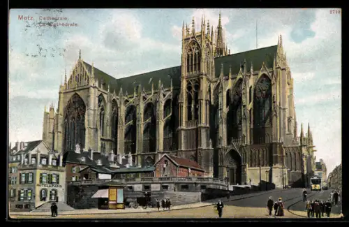 AK Metz, La Cathédrale majestueuse et les rues animées alentours