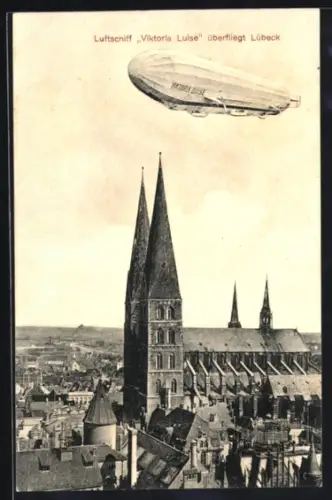 AK Lübeck, Luftschiff Viktoria Luise überfliegt den Ort, Zeppelin