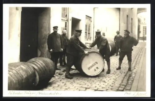 Foto-AK Lübeck, Träger und Weinschröter mit Fässern