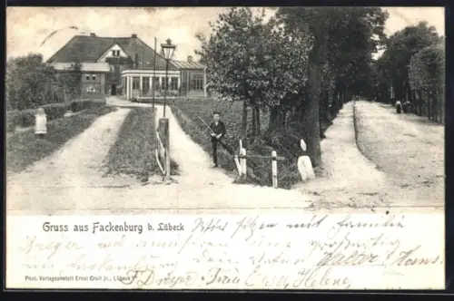 AK Fackenburg b. Lübeck, Ortspartie mit einem Passanten