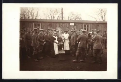 Foto-AK Kaiserslautern, Soldaten vor der Bahnhofskommandantur, 1916