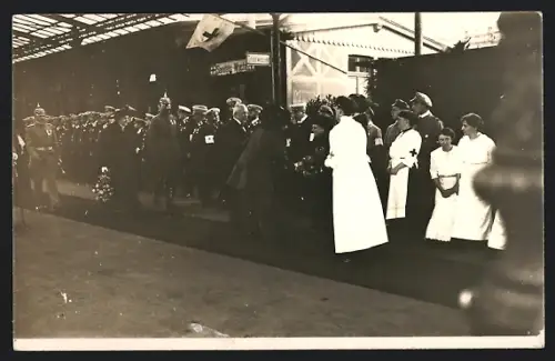 Foto-AK Kaiserslautern, Bahnhof, Besuch der Königin 1915, Schwestern vom Roten Kreuz