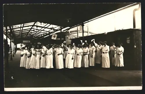 Foto-AK Kaiserslautern, Besuch der Königin am Bahnhof, 14.10.1915, Rot-Kreuz-Schwestern