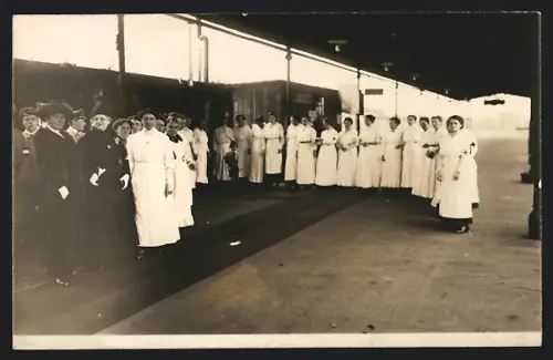 Foto-AK Kaiserslautern, Besuch der Königin beim Roten Kreuz am Bahnhof 1915
