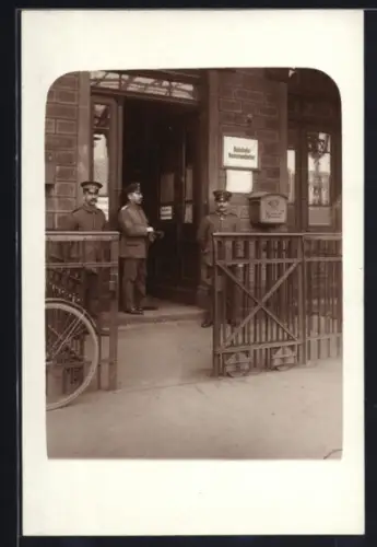 AK Kaiserslautern, Soldaten vor der Bahnhofskommandantur