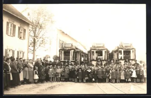 Foto-AK Haunstetten /Augsburg, Einwohner feiern die Strassenbahn-Eröffnung 1927
