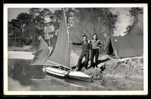 AK Faltboot Kamerad mit Besegelung, Ruderer am Zelt, Mit dem Faltboot nach Afrika, Segelsport