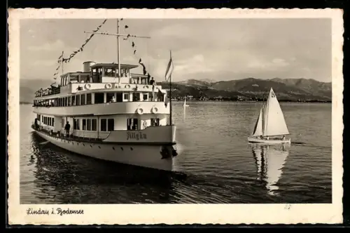 AK Salondampfer Allgäu über den Achtersteven fahrend verlässt den Hafen von Lindau, Bodensee