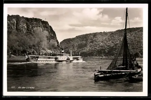 AK Raddampfer Deutschland passiert den Loreleyfelsen, Fischereifahrzeug am Ufer des Rheins
