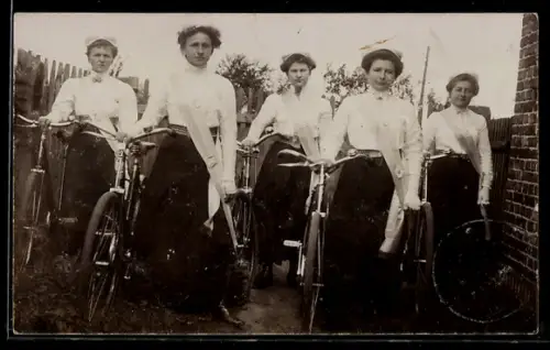 Foto-AK Gruppenaufnahme junge Frauen mit ihren Fahrrädern